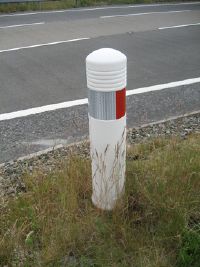A830 Morar - Junction marker post.jpg